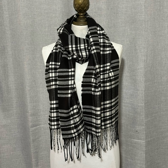 Like New Scarf-Black & White-Twisted Fringe-65x12 - Picture 1 of 10